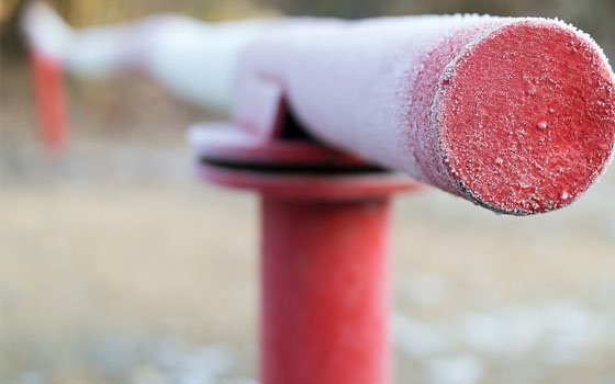 По улице Ленина в Смоленске незаконно установили шлагбаум