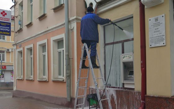 Фасады домов в Смоленске коммунальщики моют вручную