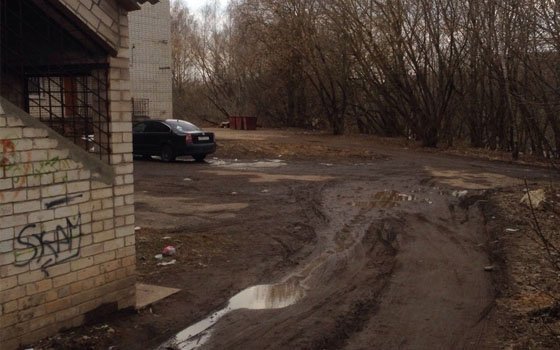 Дорога и дворы в районе проспекта Гагарина в Смоленске требуют ремонта