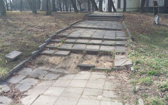 Плитка пропала у Спасской башни в Вязьме