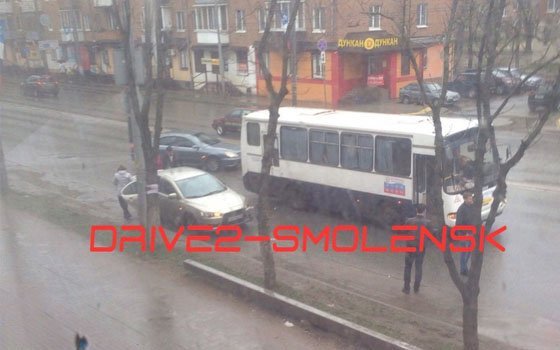 Легковушка догнала автобус на Кирова в Смоленске