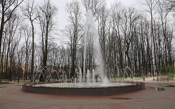 Фонтан в смоленском парке Блонье заиграл новыми красками
