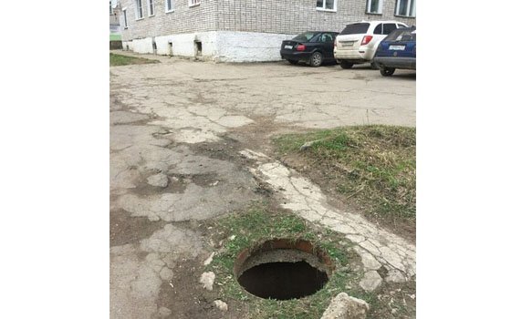 Жители улицы Спортивной в Вязьме жалуются на открытый люк