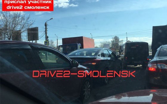 На Кашена в Смоленске – ДТП, а перед подъемом на Большую Советскую заглох грузовик