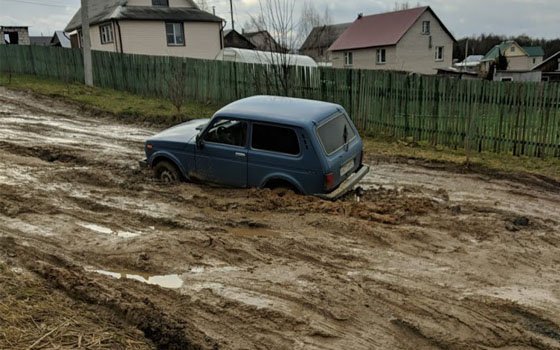 В Быльниках машина застряла в грязи