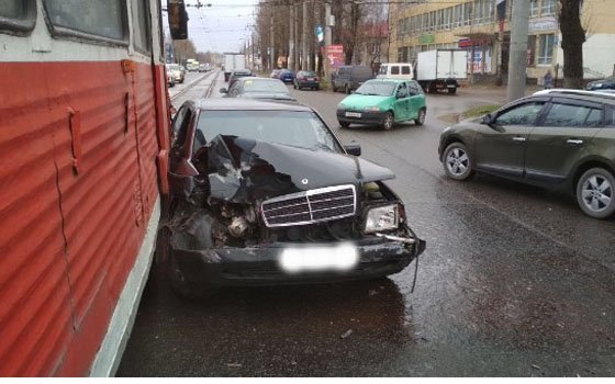 На Шевченко в Смоленске Mercedes врезался в Peugeot, отлетев в трамвай