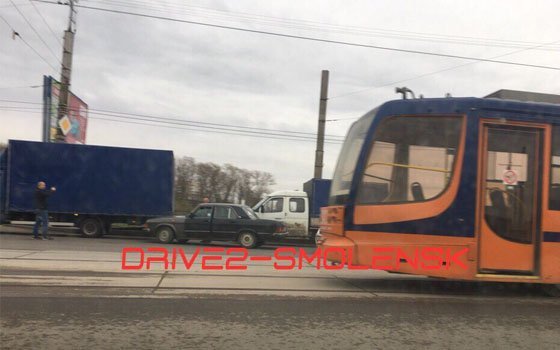 Два авто столкнулись на железнодорожном мосту в Смоленске