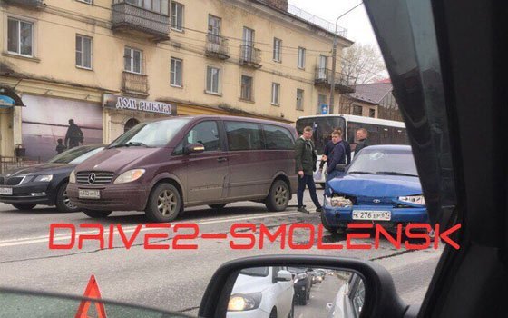 «Лада» врезалась в Mercedes на Крупской в Смоленске