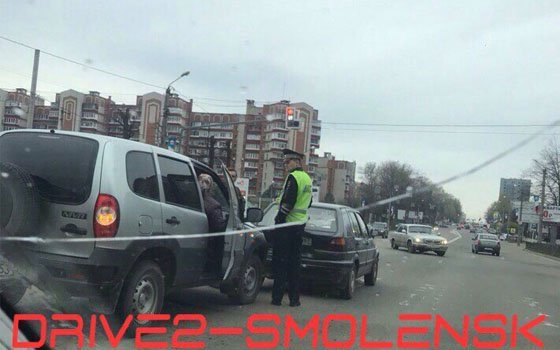 Автомобиль Chevrolet Niva врезался в Volkswagen Golf в Смоленске
