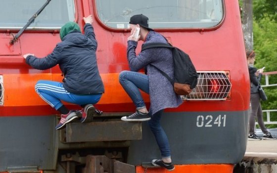 Железнодорожники проводят акцию «Безопасная дорога» в связи с активацией зацеперов и ростом нарушающих правила безопасности подростков