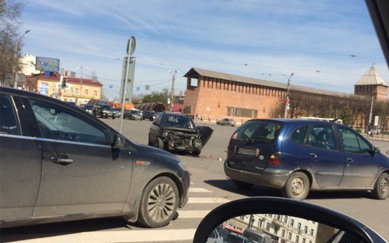 Серьезная авария с участием внедорожника произошла в центре Смоленска