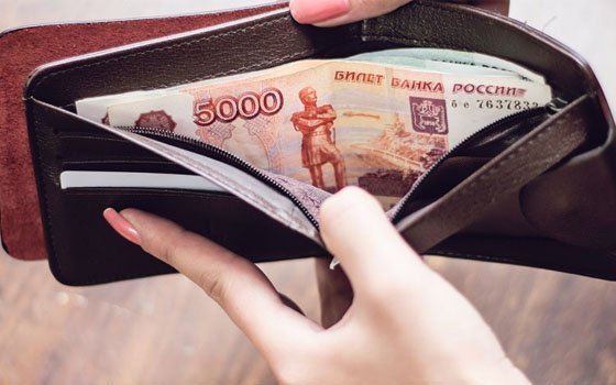 Сотрудницу смоленского кафе лишили денег