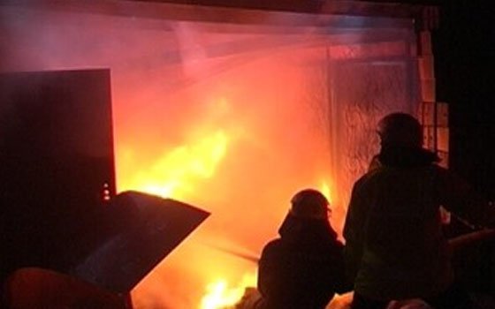 В поселке Озерный загорелся гараж