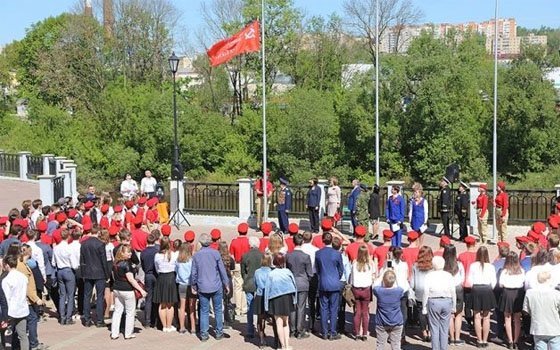 Знамя Победы водрузили на Владимирской Набережной в Смоленске
