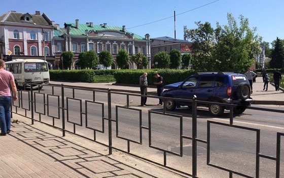 Chevrolet Niva врезалась в ПАЗ в Рославле