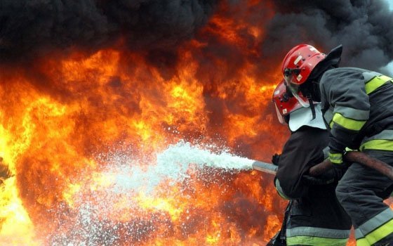 На улице Николаева в Смоленске во время пожара из пятиэтажки эвакуировали 10 человек