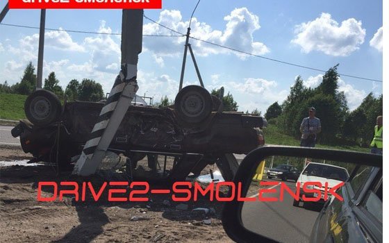 «ВАЗ 2107» врезался в столб недалеко от Миловидово: есть пострадавший (Видео)