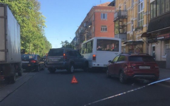 Автобус нарушил планы смолянина на внедорожнике