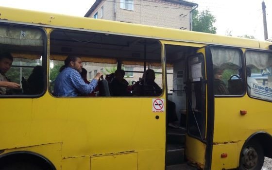 Жители Гагарина ездят в автобусе с новой «системой кондиционирования» (Видео)