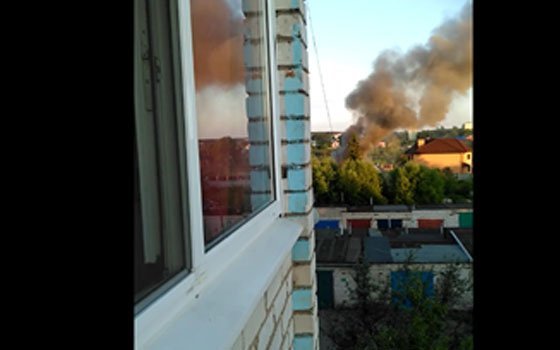 Видео пожара жилого дома в Гагарине опубликовали в сети