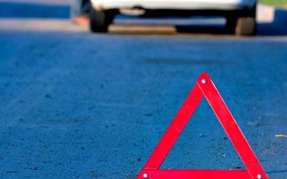 Смолянка на иномарке врезалась в подъезд высотки