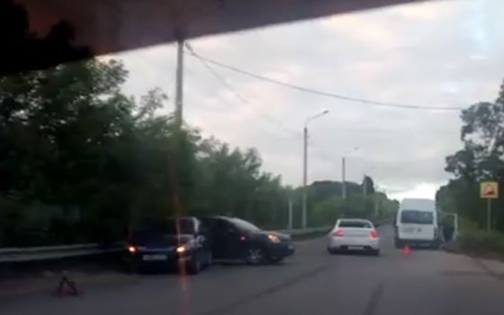 По дороге на Пискариху маршрутка и Ford вступили в «битву» (Видео)