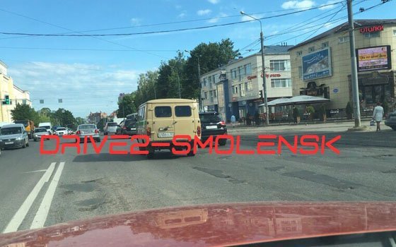 На Крупской в Смоленске «буханка» встретилась с иномаркой