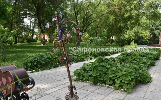 Вандалы пытались сломать «Дерево любви» в сафоновском сквере