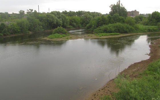 Река Вопь в Ярцеве на грани высыхания