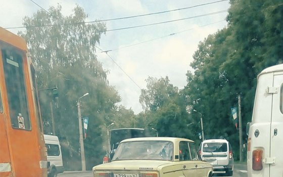 В Смоленске из-за «тройной» аварии на Колхозной площади перестали ходить трамваи
