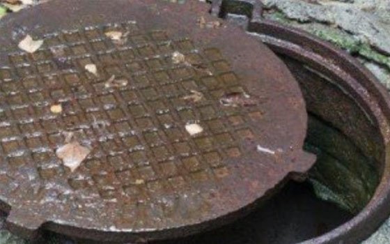 «Они просто задохнулись газом». Родственники погибшего в сафоновской канализации требуют справедливости