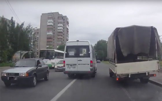 На Маршала Еременко в Смоленске «Газель» осталась без колеса (Видео)