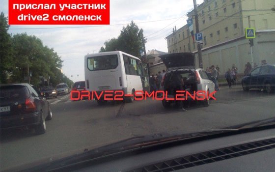 В Смоленске на Гагарина маршрутка врезалась в «ВАЗ»