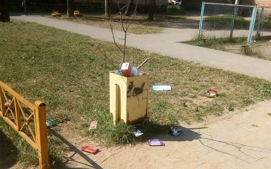 Грязная детская площадка расстраивает жителей Гагарина