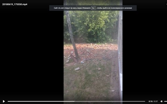 Жители Смоленска пожаловались на рабочих, ремонтирующих крышу (Видео)