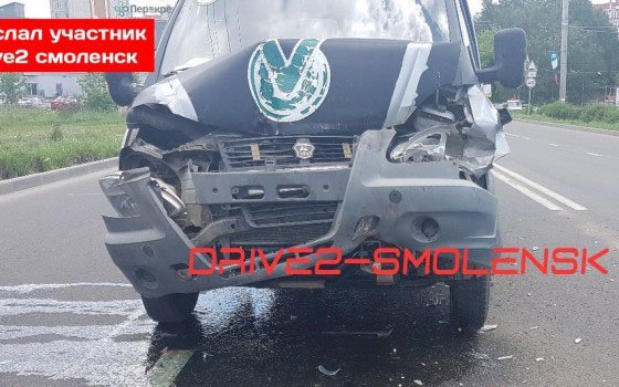 На Краснинском шоссе в Смоленске две «Газели» вступили в «битву»