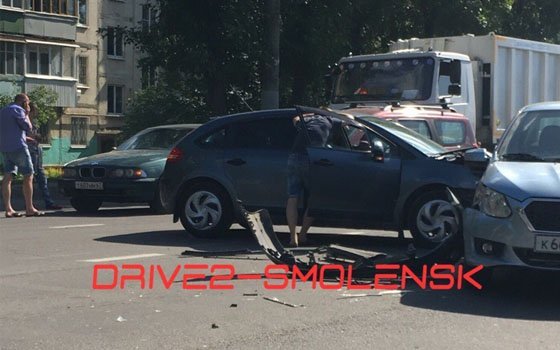 Две иномарки Citroen и Datsun не поделили дорогу на Шевченко в Смоленске