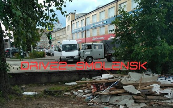 На Ново-Московской в Смоленске «УАЗ» и маршрутка вступили в «битву»