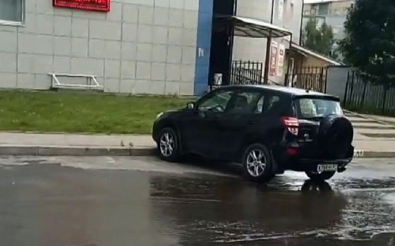 По улице Рыленкова в Смоленске образовался ледяной поток