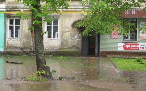 На улице Советской в Ярцеве затопило четырехэтажку
