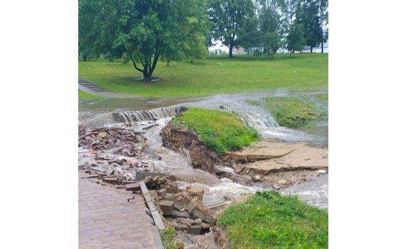 В парке 1100-летия Смоленска часть брусчатки смыло водой