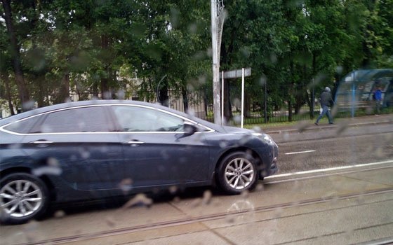 В Смоленске на Фрунзе Hyundai вступил в «битву» с машиной скорой помощи