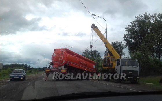 На трассе в Рославльском районе бензовоз съехал в кювет