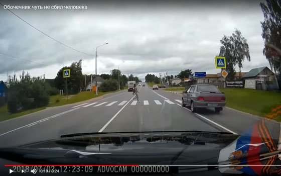 Автомобилист на «ВАЗе» едва не сбил смолянку на «зебре» (Видео)