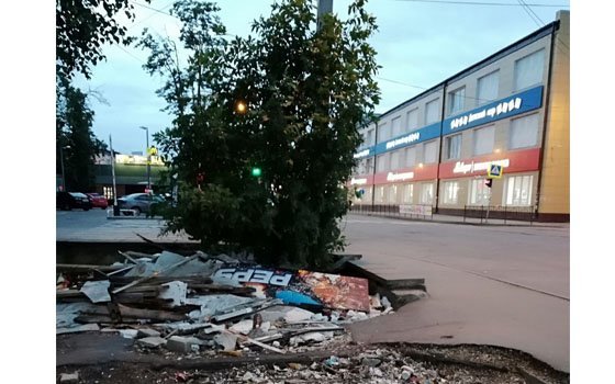 Смоляне пожаловались на беспорядок у остановки на Колхозной площади