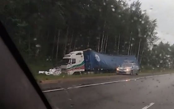 Большегруз слетел в кювет недалеко от Рудни (Видео)