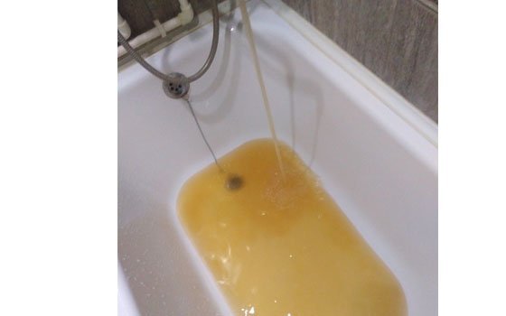 В микрорайоне Колодня из кранов течет оранжевая вода