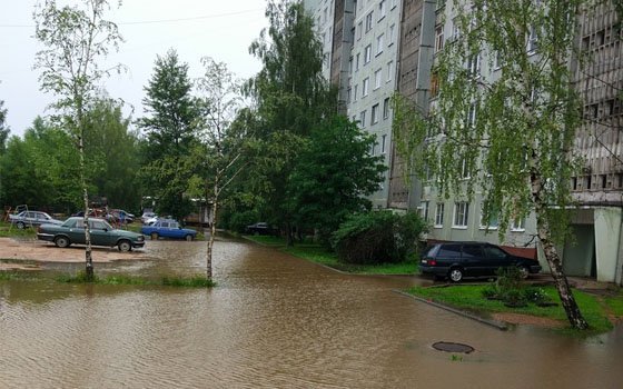 В Вязьме по улице Строителей затопило двор