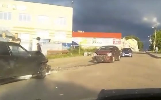 Две легковых машины не поделили дорогу в Рославле (Видео)