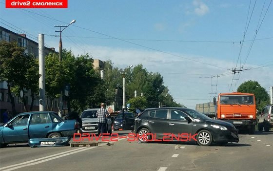 На улице Шевченко в Смоленске произошло ДТП с семью автомобилями (Видео)
